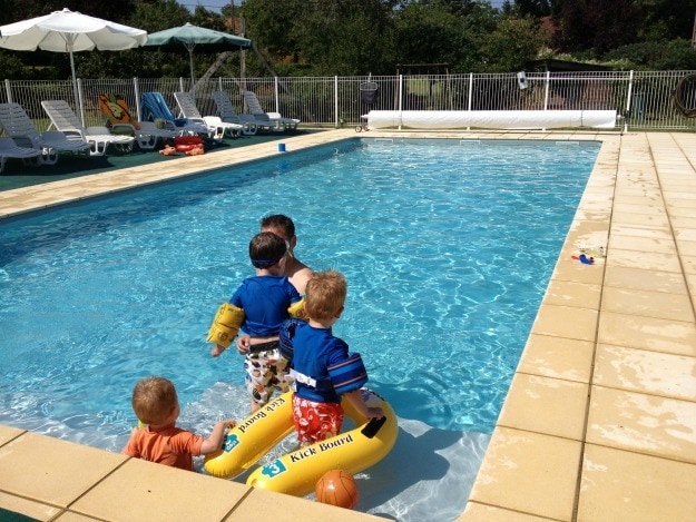 Le Chèvrefeuille's saltwater pool in Dordogne, France