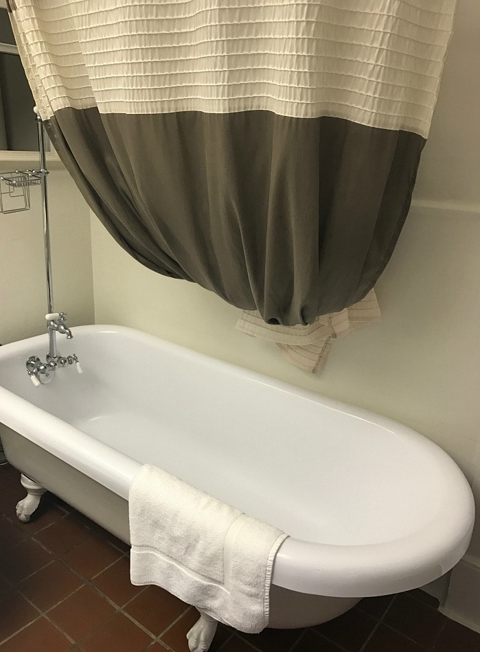 Who doesn't love a clawfoot tub?!