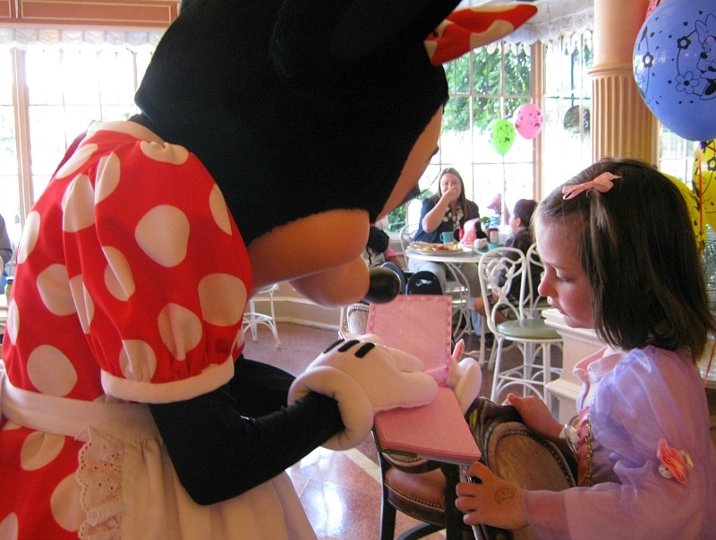 Breakfast in the Park with Minnie and Friends at Disneyland ~ Disneyland vs Knott's Berry Farm