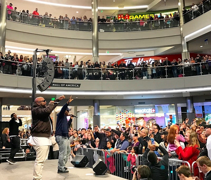 Boyz II Men giving a free concert at Mall of America 