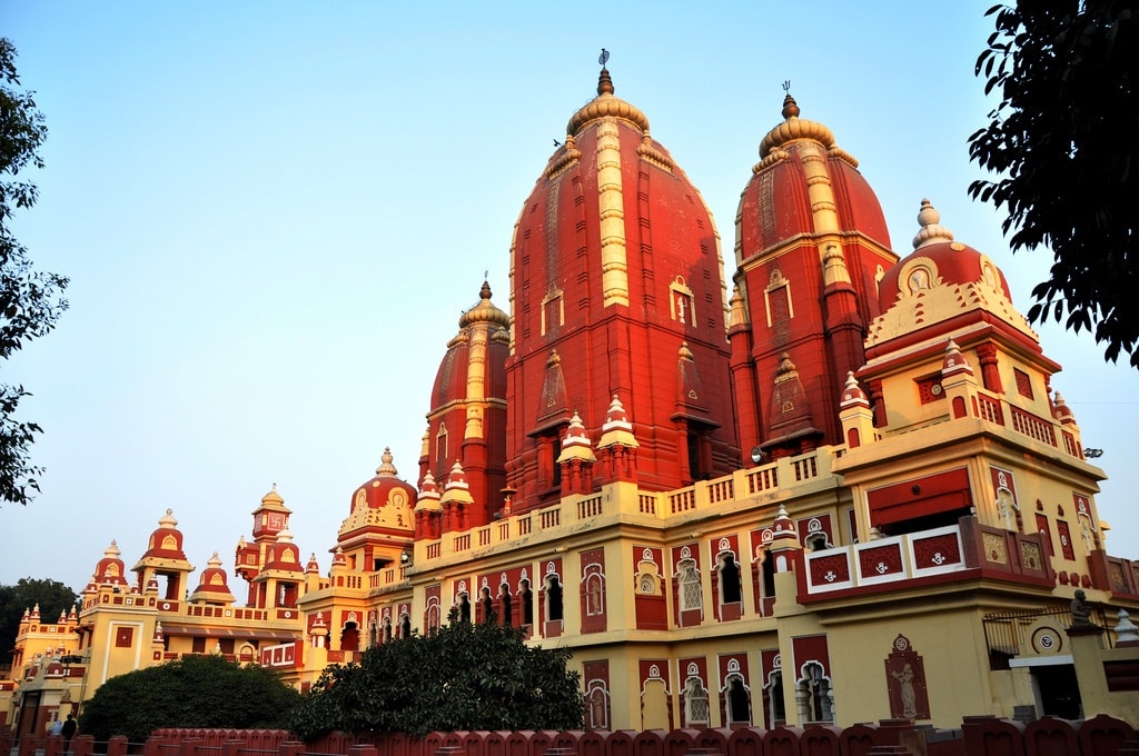 Birla Mandir, a Hindu temple in Delhi ~ India with children