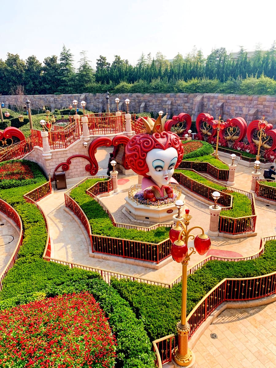 Shanghai Disneyland's Alice in Wonderland Maze