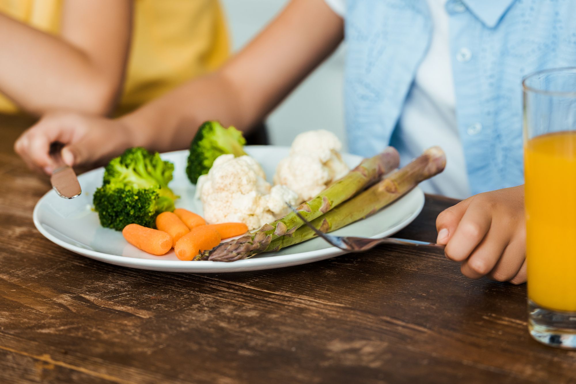 KIds eating healthy while traveling