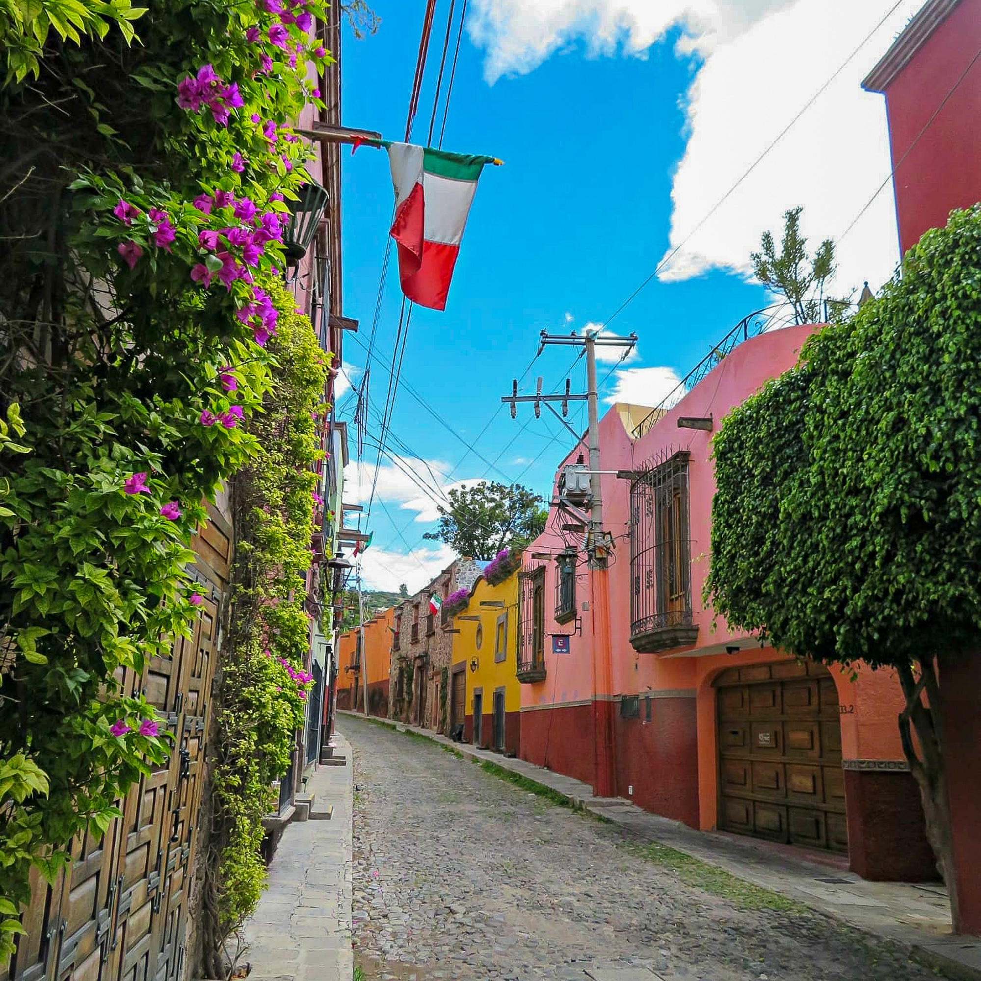 San Miguel de Allende's colorful colonial architecture and cobblestone streets 