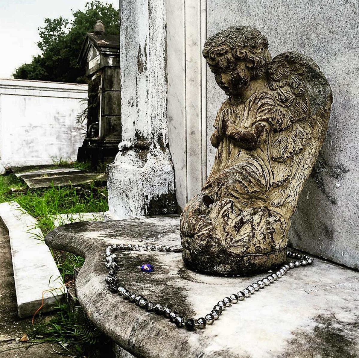 Angel statue in Lafayette Cemetery #1 