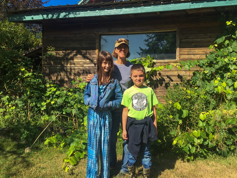 Leaping Lamb farm owner, Scottie, with children guests