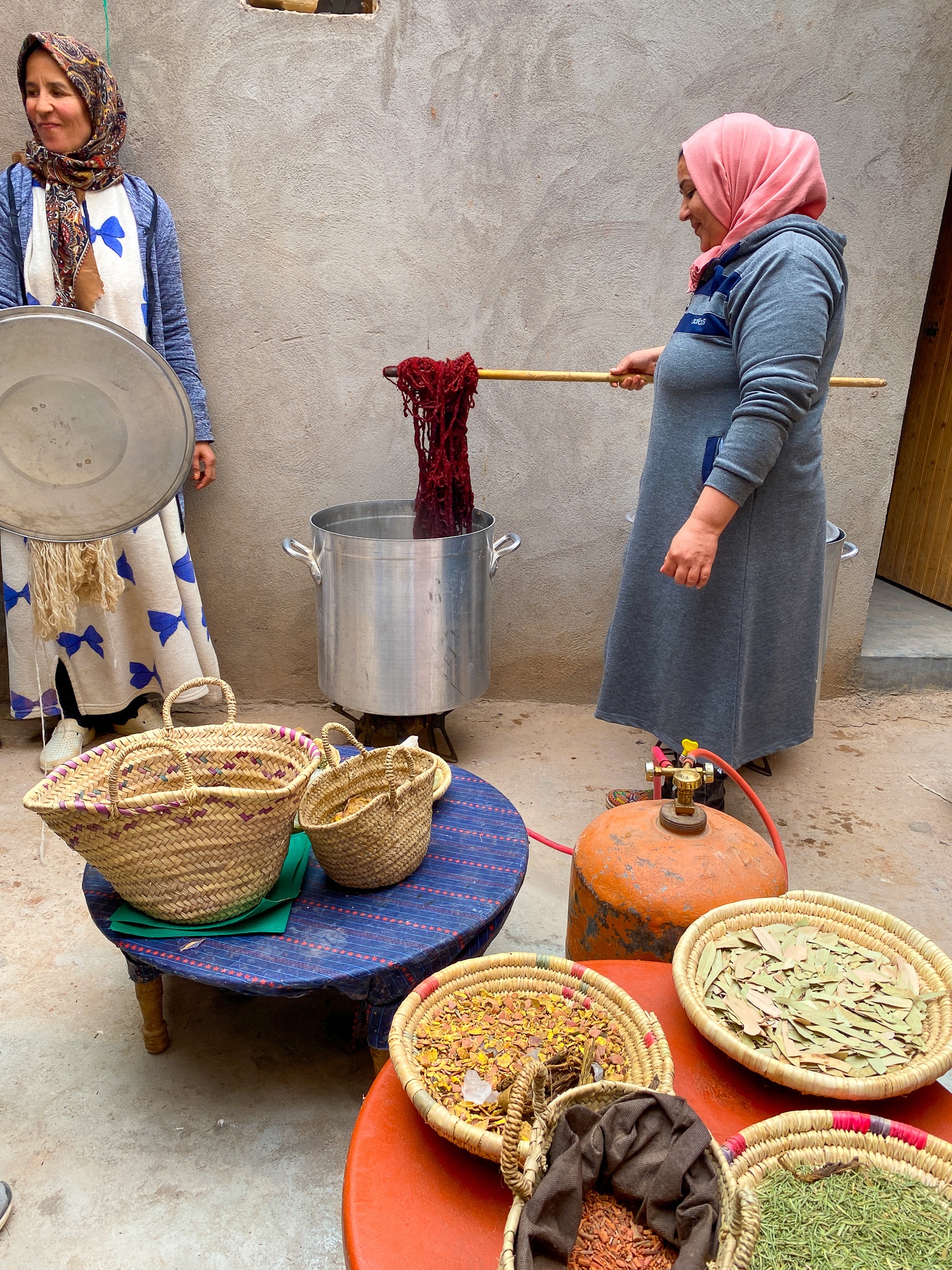 Artisans at the Aknif Glaoui co-op in Aït Ben Haddou 