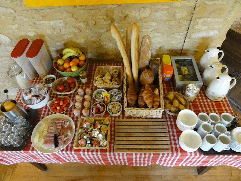 Breakfast spread at Le Chèvrefeuille Bed & Breakfast