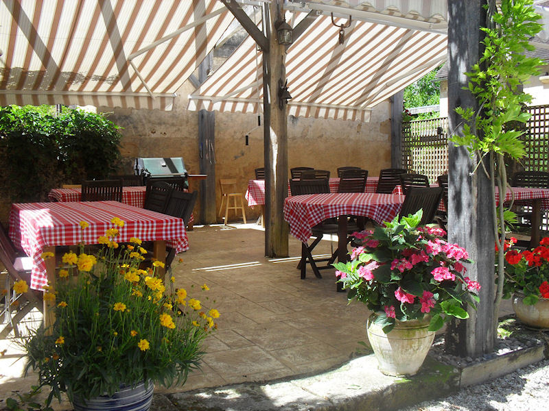 Tables in the garden at Le Chèvrefeuille B&B