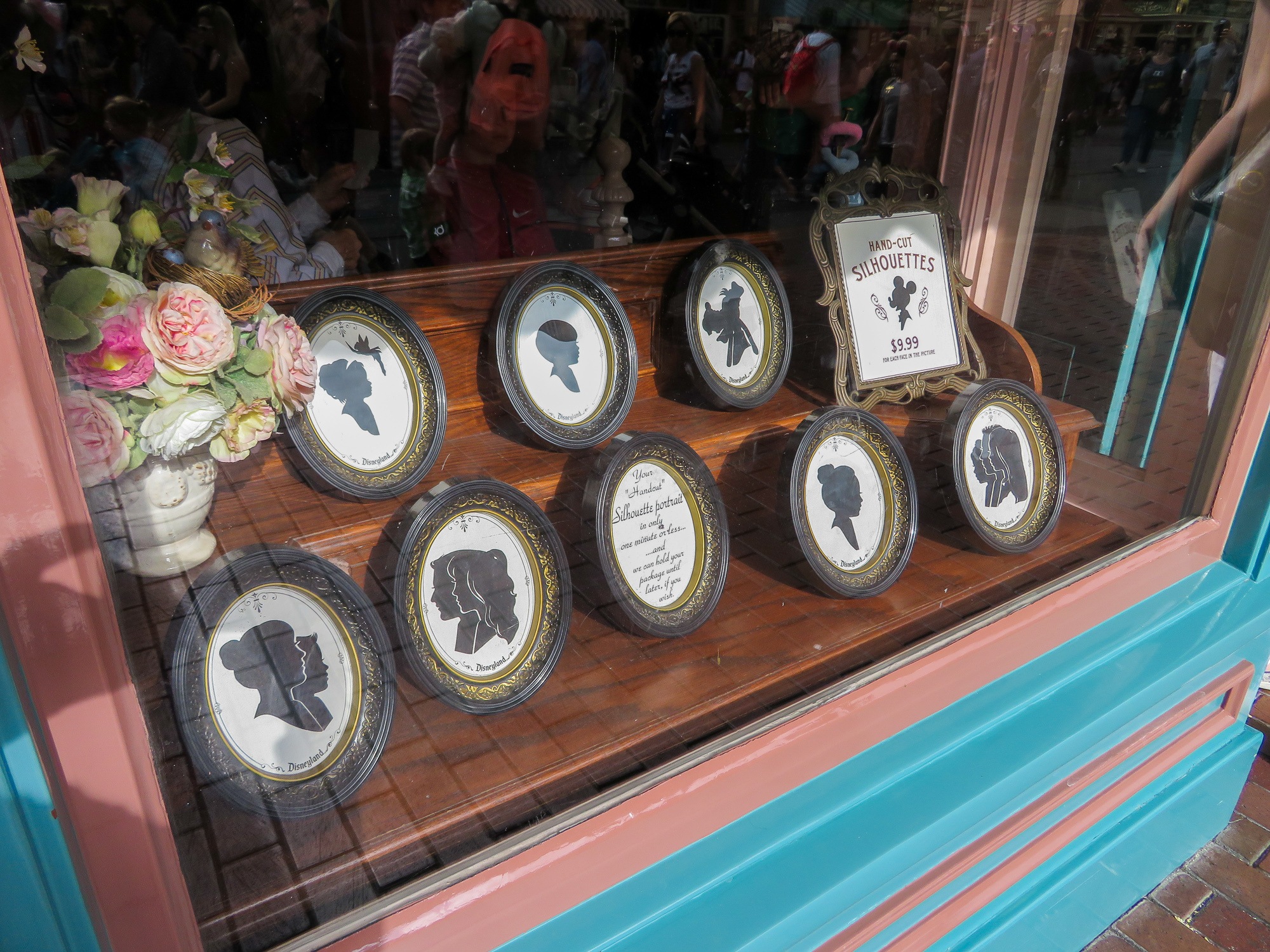 Silhouette Studio makes romantic souvenirs on Main Street at Disneyland 