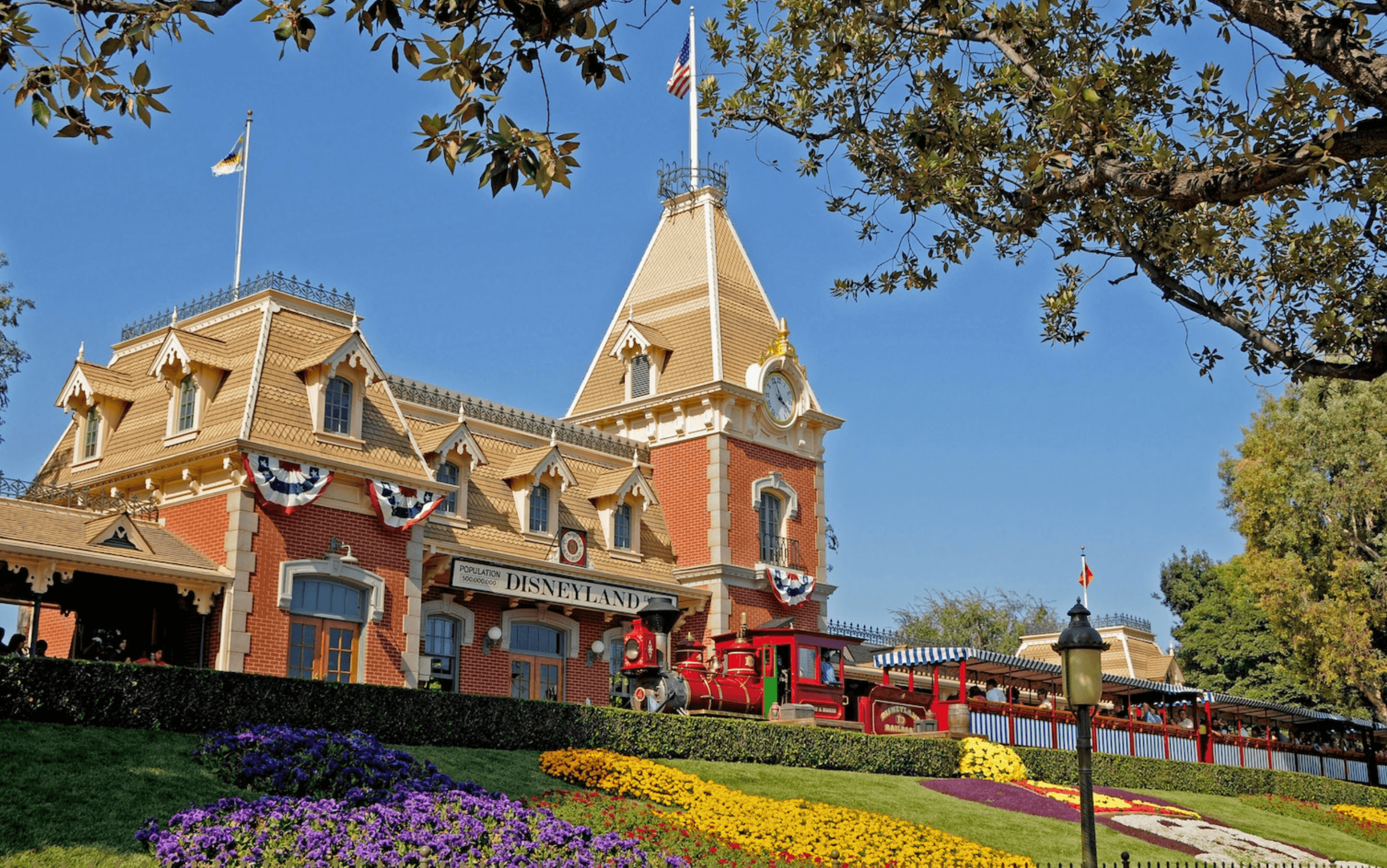 Disneyland Railroad at the Mainstreet USA Statio