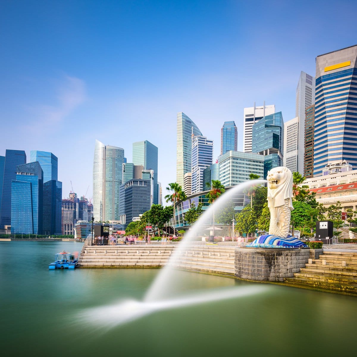 Singapore skyline and Merlion fountain