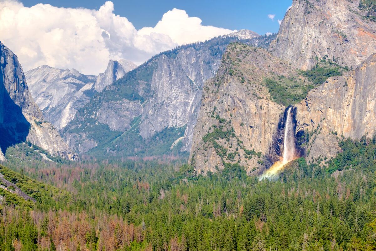 Yosemite National Park Valley landscape from Tunnel View