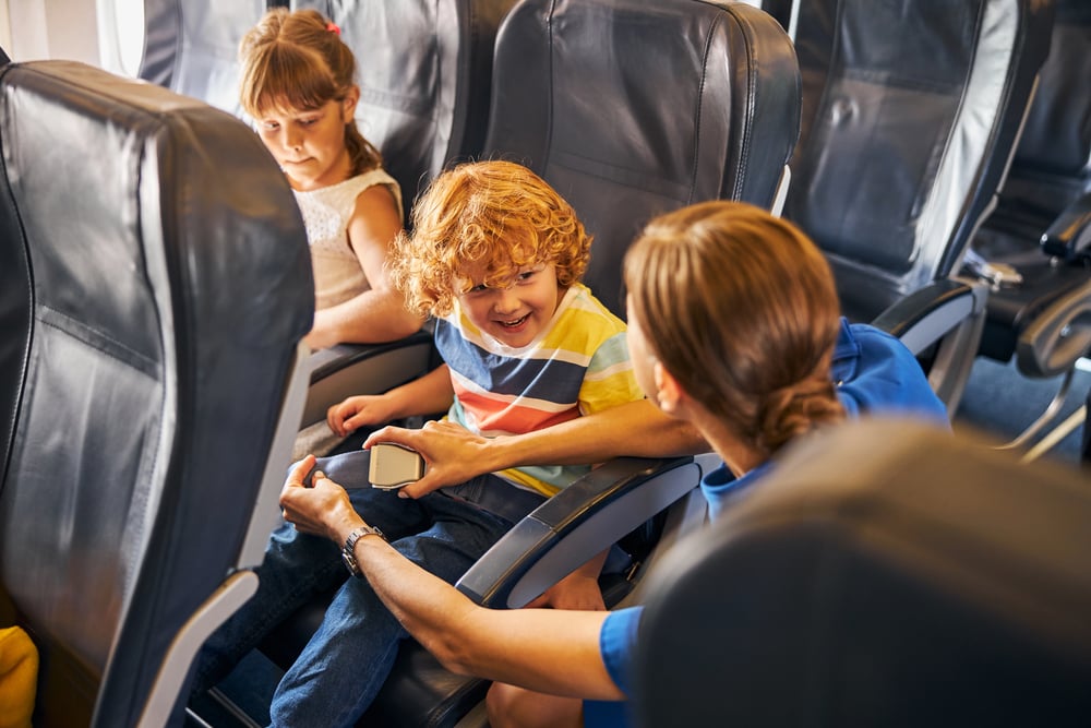 Make friends with flight attendants and fellow passengers when flying with children