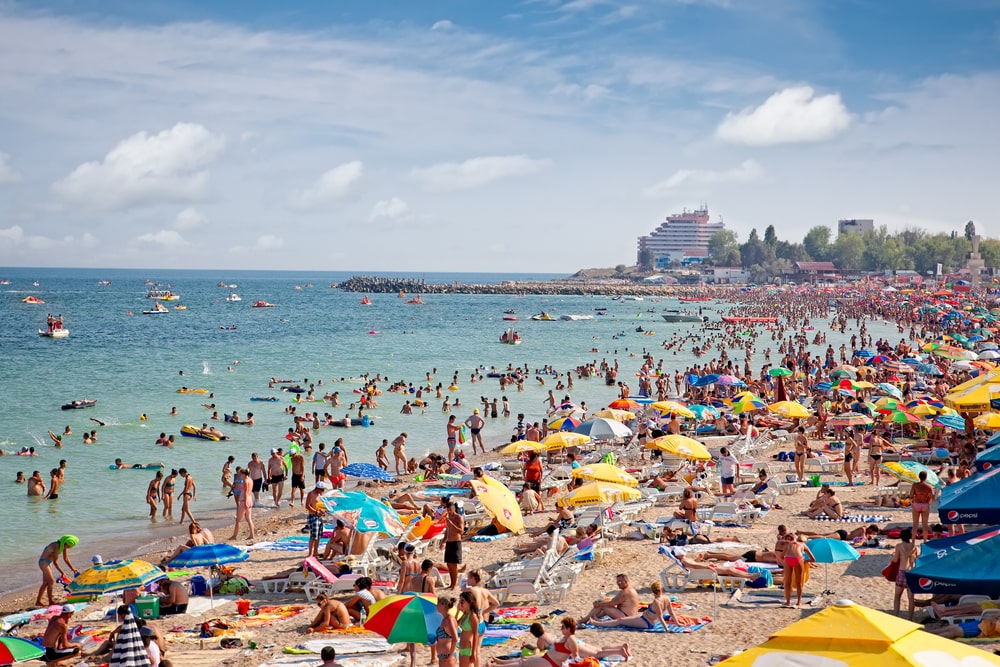 Children can easily get lost at a crowded beach