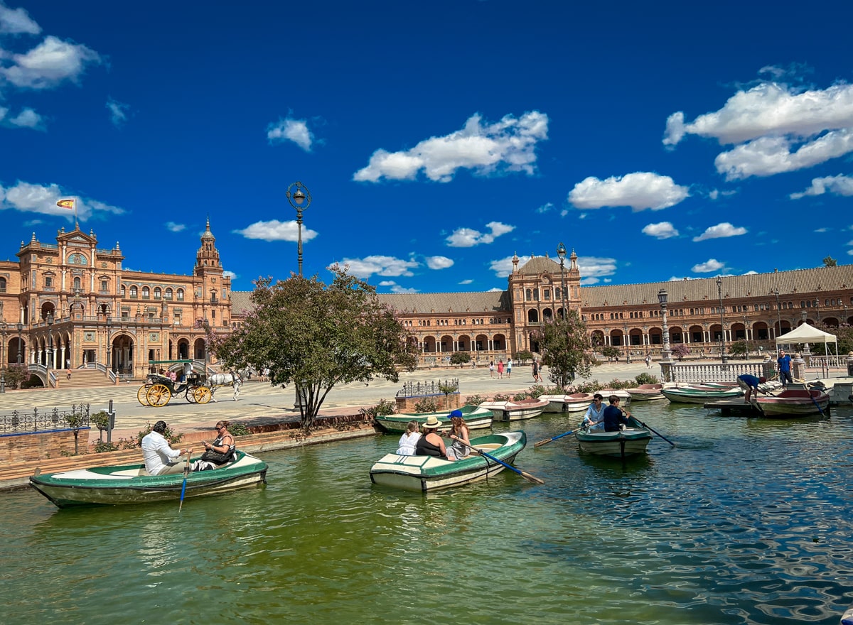 Row boats at Plaza de España