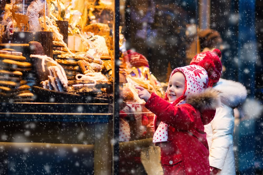 A child buying Lebkuchen at Munich Christmas Market 