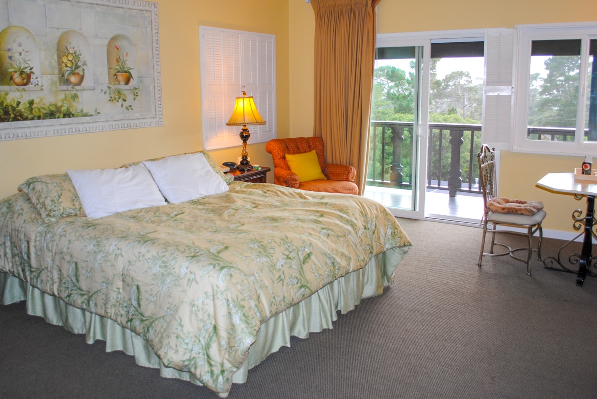 Guest room with painted mural wall at Hofsas House