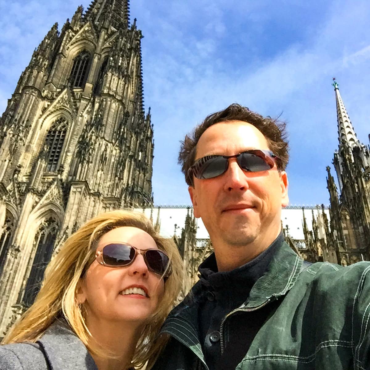 Couple posing in front of Cologne Cathedral