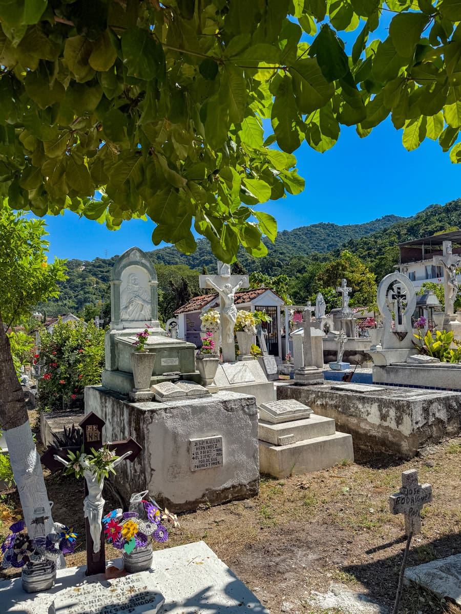 Cinco de Diciembre Cemetery