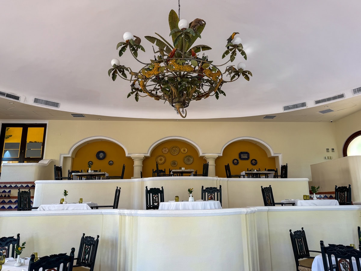 Emiliano Restaurant chandelier and setting at Casa Velas