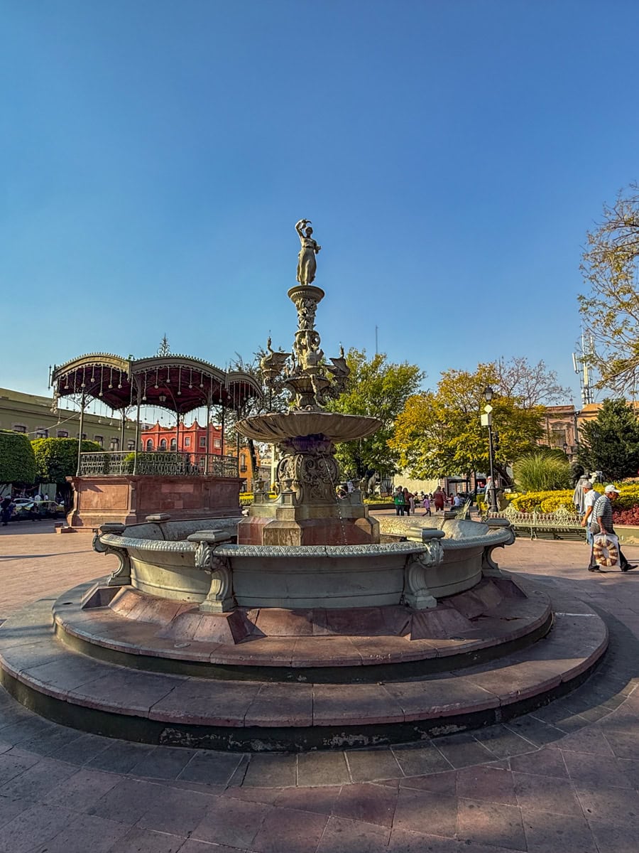 Fountain and bandstand in Jardín Zenea 