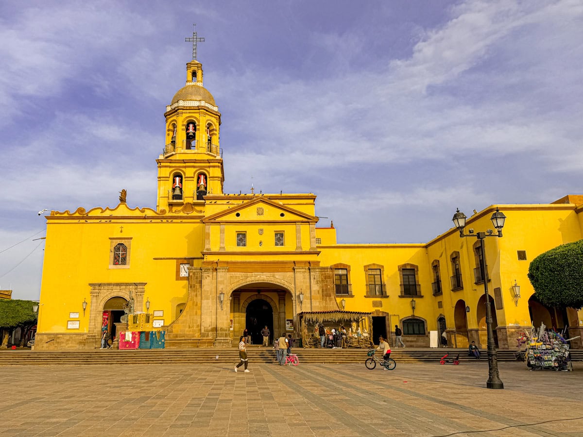 Santuario de la Santísima Cruz de los Milagros and Plaza de la Cruz